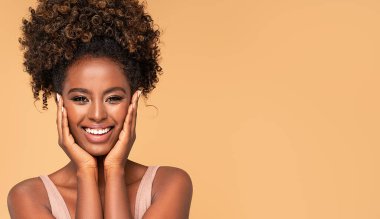 Mutlu Afro-Amerikan kadın gülümsüyor. Güzel kadın portresi.
