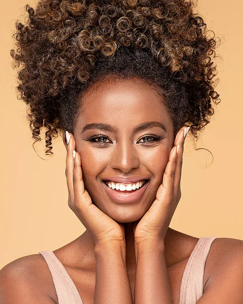 Feliz Mujer Afroamericana Sonriendo Retrato Femenino Belleza —  Fotos de Stock