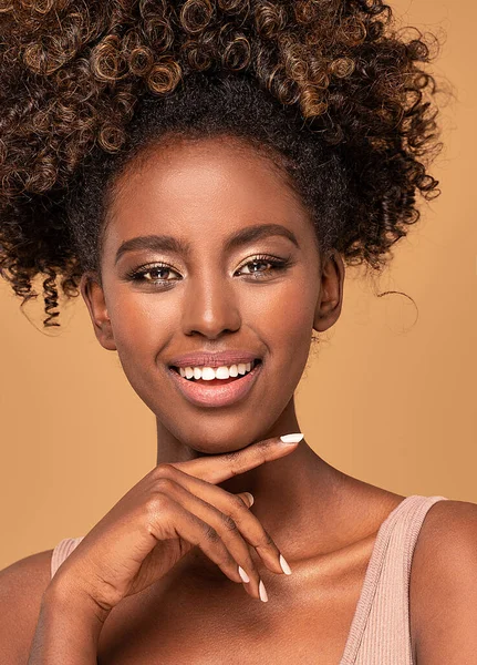 Feliz Mujer Afroamericana Sonriendo Retrato Femenino Belleza —  Fotos de Stock