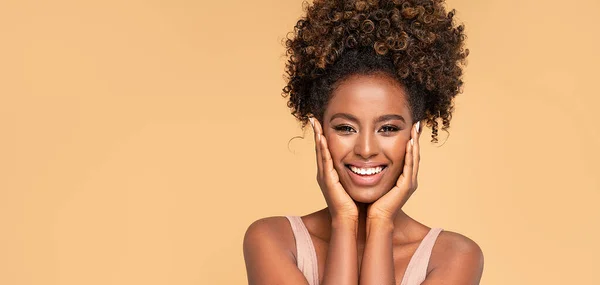 Feliz Mujer Afroamericana Sonriendo Retrato Femenino Belleza —  Fotos de Stock