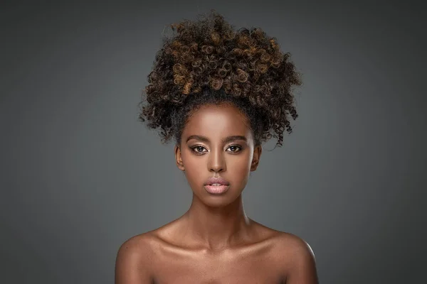 Schoonheidsportret Van Vrouw Met Afro Poseren Studio — Stockfoto