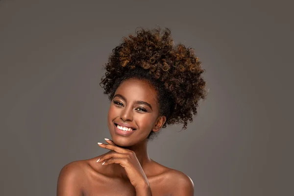 Retrato Belleza Mujer Con Pose Afro Estudio —  Fotos de Stock