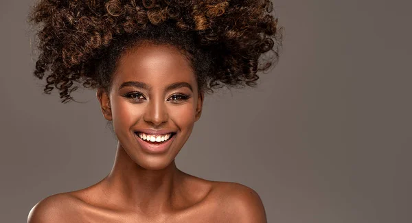 Retrato Beleza Mulher Com Afro Posando Estúdio — Fotografia de Stock