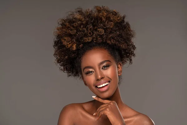 Retrato Beleza Mulher Com Afro Posando Estúdio — Fotografia de Stock