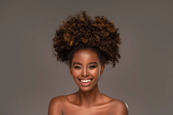 Schönheitsporträt Einer Frau Mit Afro Pose Studio — Stockfoto