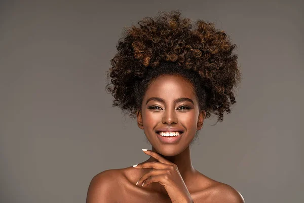 Retrato Belleza Mujer Con Pose Afro Estudio —  Fotos de Stock