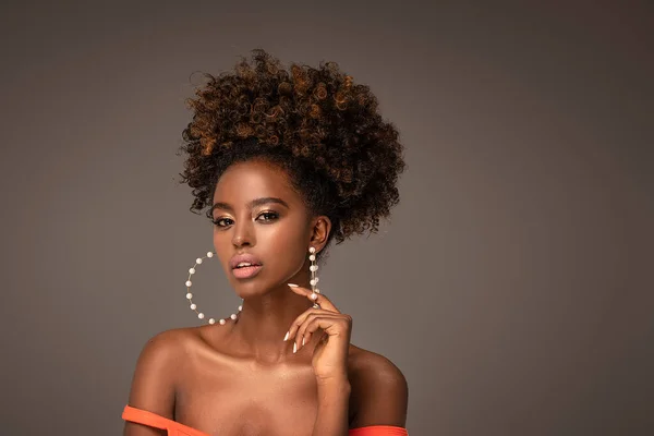 Retrato Beleza Mulher Com Afro Posando Estúdio — Fotografia de Stock