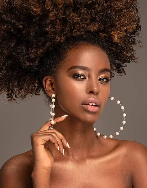 Schönheitsporträt Einer Frau Mit Afro Pose Studio — Stockfoto