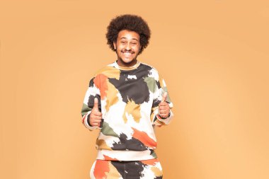 Neşeli Afro Adam eğleniyor, gülümsüyor..