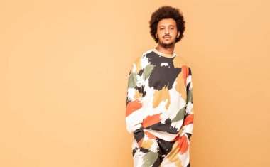 Süslü kıyafetler giyen yakışıklı Afrikalı adamın stüdyo fotoğrafı..