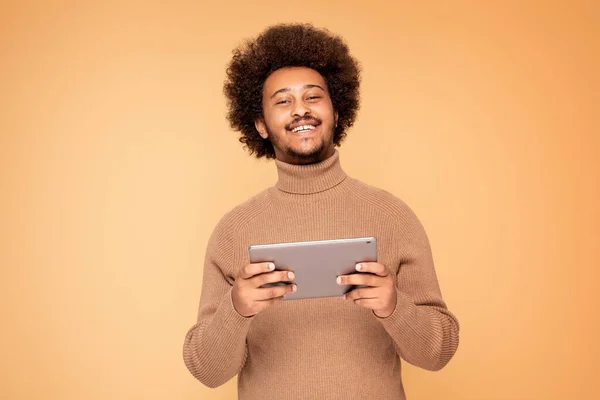Happy African Man Holding Tablet Computer Sorridente — Foto Stock