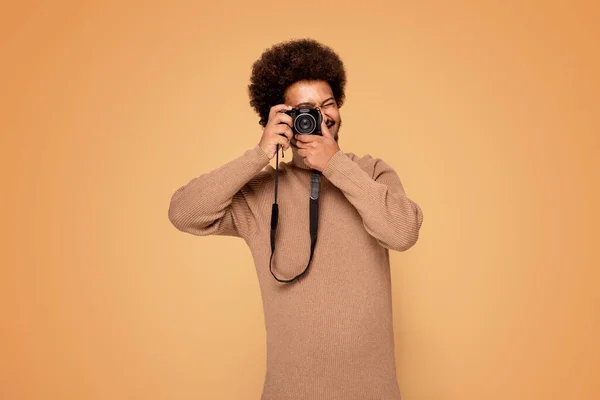 Allegro Afro Ragazzo Scattare Foto Con Una Macchina Fotografica — Foto Stock