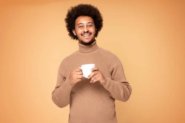 Ragazzo Africano Sorridente Tenendo Tazza Caffè — Foto Stock