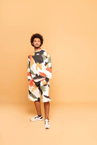 Studio Shot Bell Uomo Africano Che Indossa Vestiti Alla Moda — Foto Stock