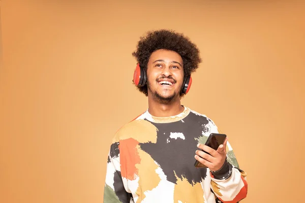 Ragazzo Afro Sorridente Che Ascolta Musica Sul Telefono Cellulare Utilizzando — Foto Stock