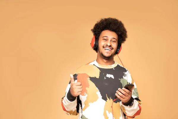Ragazzo Afro Sorridente Che Ascolta Musica Sul Telefono Cellulare Utilizzando — Foto Stock