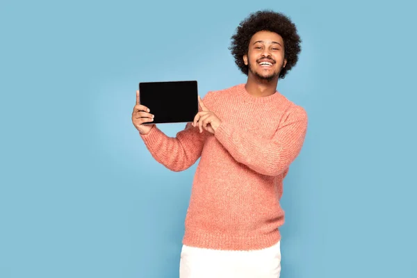 Hombre Africano Feliz Sosteniendo Tablet Computer Sonriendo —  Fotos de Stock