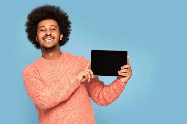 Happy African Man Holding Tablet Computer Sorridente — Foto Stock