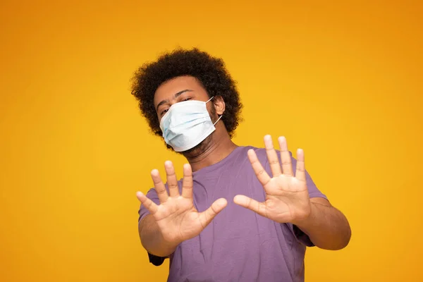 Serieuze Afro Amerikaanse Man Met Medisch Masker — Stockfoto