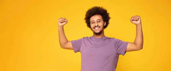 Szczęśliwy Uśmiechnięty Afro Człowiek Pozowanie Żółtym Tle Studio — Zdjęcie stockowe