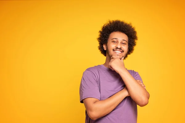 Happy Souriant Afro Homme Posant Sur Fond Jaune Studio — Photo