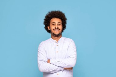 Afro yakışıklı adam tişört giymiş, gülümsüyor..