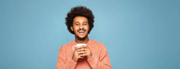 Młody Afroamerykanin Pijący Gorącą Kawę Uśmiechający Się Przyjazny — Zdjęcie stockowe
