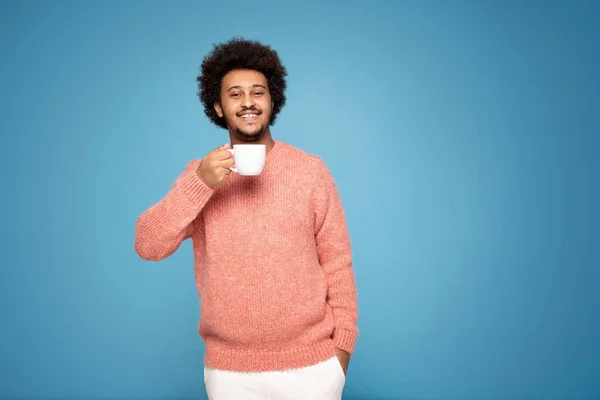 Jeune Homme Afro Américain Buvant Café Chaud Souriant Amical — Photo