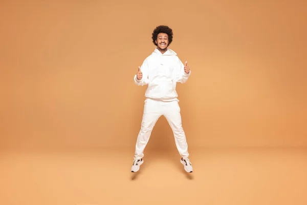 Positivo Afro Uomo Saltando Oltre Studio Sfondo — Foto Stock