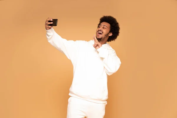 Θετική Afro Man Κάνει Selfie Από Κινητό Τηλέφωνο — Φωτογραφία Αρχείου