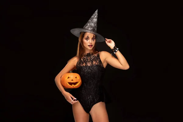 Halloween Sexy Bruxa Menina Vestindo Chapéu Segurando Abóbora — Fotografia de Stock