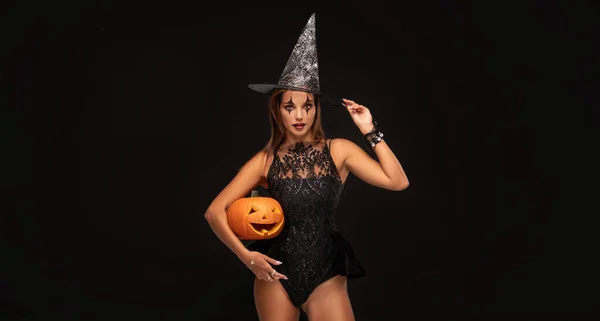 Halloween Sexy Bruxa Menina Vestindo Chapéu Segurando Abóbora — Fotografia de Stock