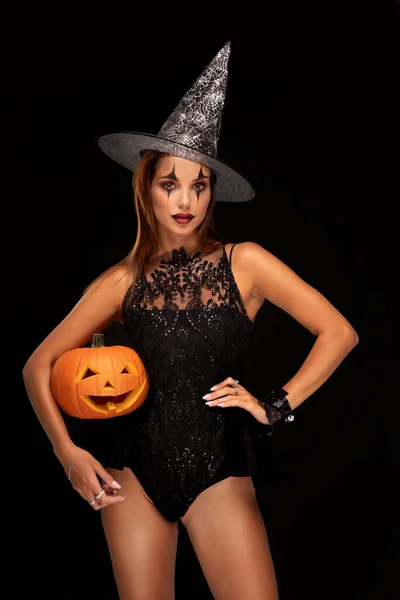 Halloween Sexy Bruxa Menina Vestindo Chapéu Segurando Abóbora — Fotografia de Stock