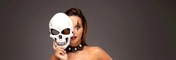 Piękna Dziewczyna Halloween Makijaż Pozowanie Maską Czaszki — Zdjęcie stockowe