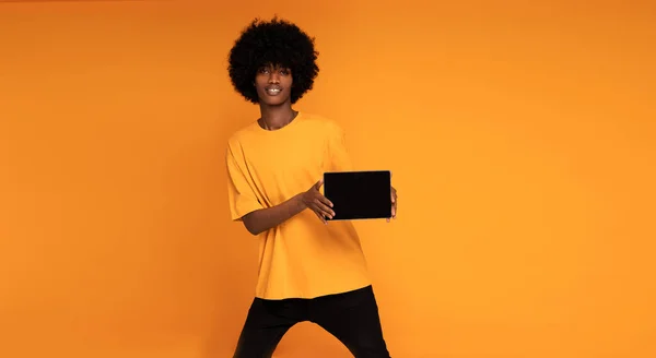 Gai Afro Man Montrant Écran Tablette Vide — Photo