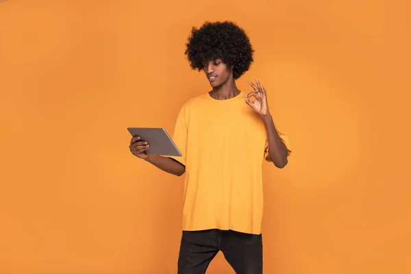 Allegro Afro Uomo Guardando Schermo Tablet — Foto Stock