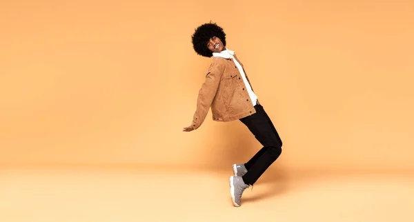 Hombre Africano Divirtiéndose Durante Sesión Fotos Estudio Bailando Sonriendo —  Fotos de Stock