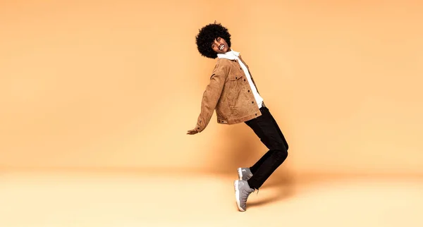 Hombre Africano Divirtiéndose Durante Sesión Fotos Estudio Bailando Sonriendo —  Fotos de Stock