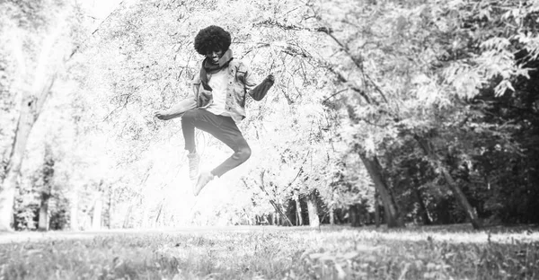 Jovem Afro Americano Saltando Parque — Fotografia de Stock