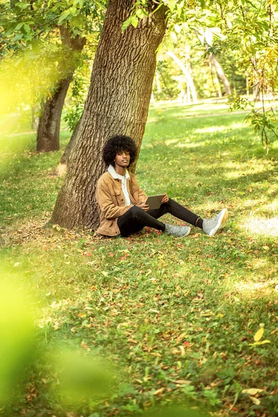 공원에서 태블릿을 사용하고 아프리카계 미국인 — 스톡 사진