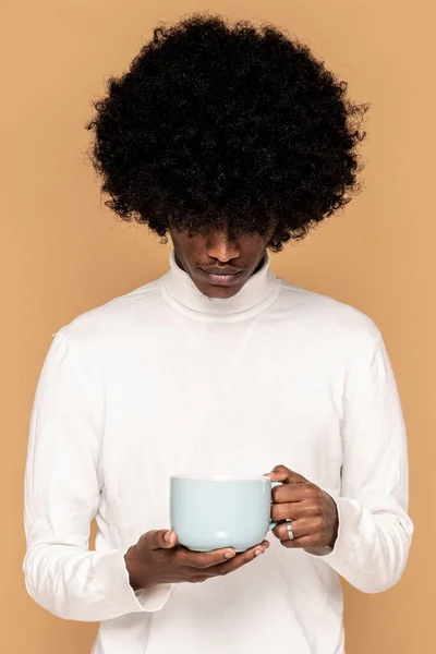 Afro Ragazzo Possesso Tazza Caffè — Foto Stock