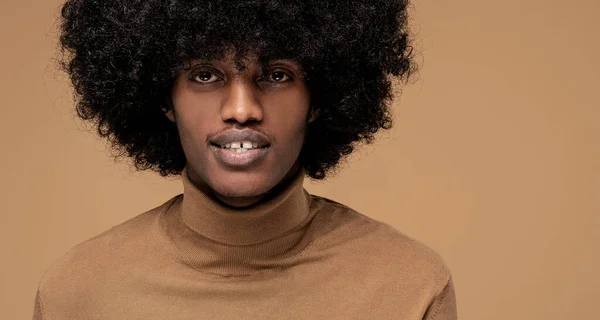 Mode Porträtt Stilig Afrikansk Man Med Afro Frisyr — Stockfoto