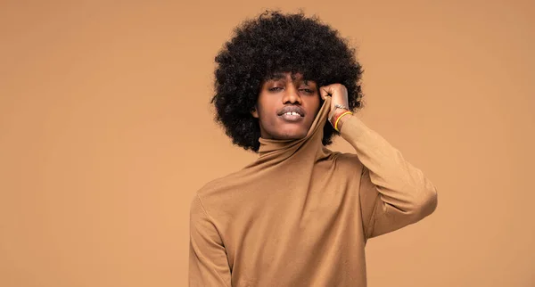 Ritratto Moda Bell Uomo Africano Con Acconciatura Afro — Foto Stock