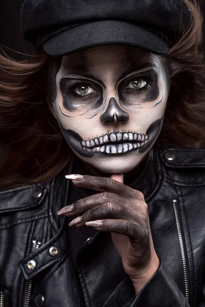 Portret Kobiety Makijażem Czaszki Czarnym Tle Studia Halloween Kostium Makijaż — Zdjęcie stockowe