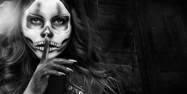 Portret Kobiety Makijażem Czaszki Czarnym Tle Studia Halloween Kostium Makijaż — Zdjęcie stockowe