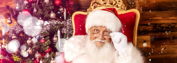 Настоящий Санта Клаус с красивой елкой. Концепция Рождества