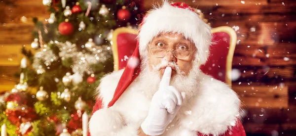 Real Santa Claus Mostrando Señal Silencio Concepto Navidad —  Fotos de Stock