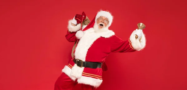 Feliz Real Engraçado Papai Noel Segurando Saco Saco Com Presentes — Fotografia de Stock