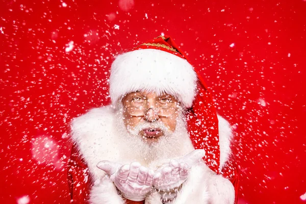 Jolly Santa Claus Soplando Nieve Sobre Fondo Rojo Festivo Feliz —  Fotos de Stock