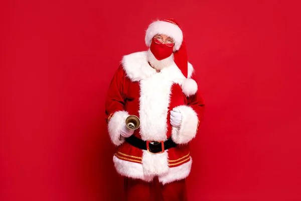 Kırmızı Maskeli Gerçek Noel Baba Stüdyo Arkasında Poz Veriyor Bir — Stok fotoğraf